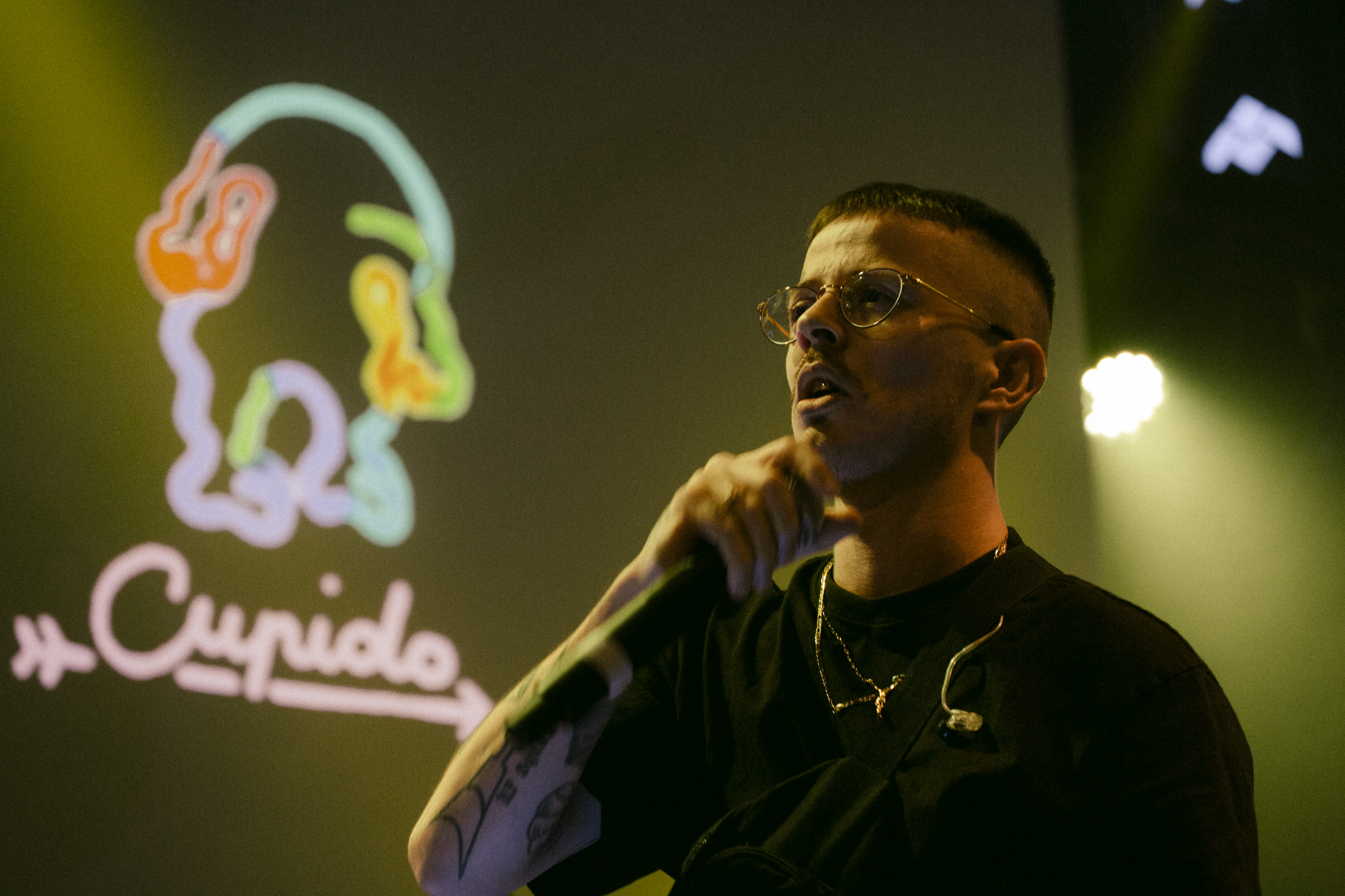 https://upload.bowwe.com/domain/4297/images/imagen pequeña debajo de logo /Cupido cantando .jpg